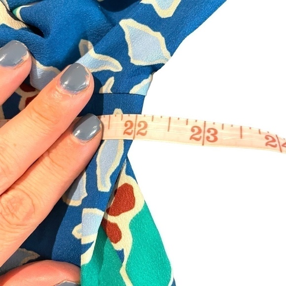 Banana Republic Print Split Back Blouse Flower Print Blue 💙 - Picture 7 of 9
